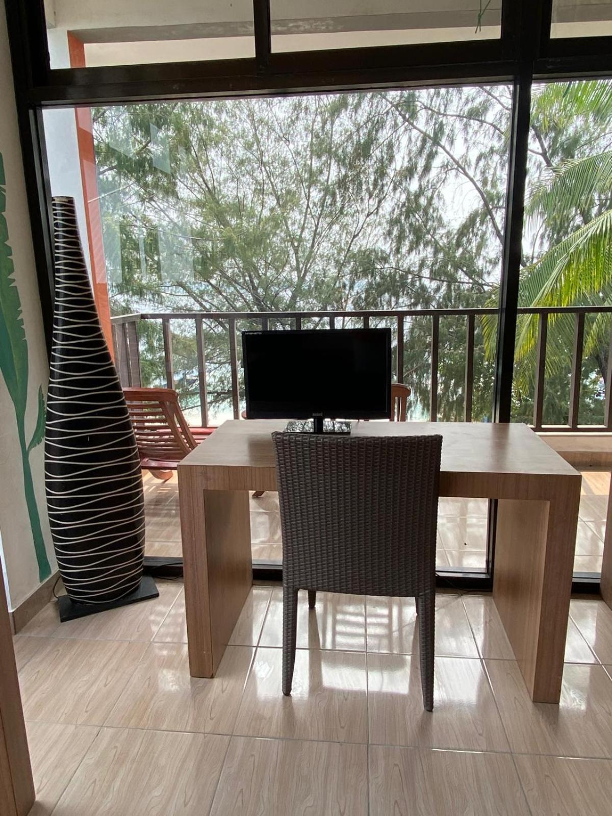 Tropica Gili Total Body Fit - Free Access Gym And Coworking Space Gili Trawangan Luaran gambar